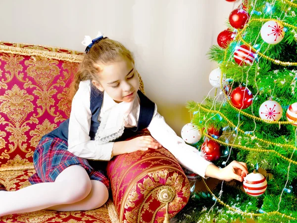 ख्रिसमस ट्रीवर मुलगी . — स्टॉक फोटो, इमेज