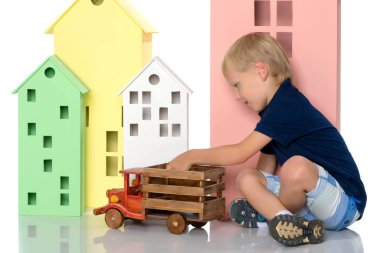 Küçük bir çocuk oyuncak bir arabayla oynuyor..