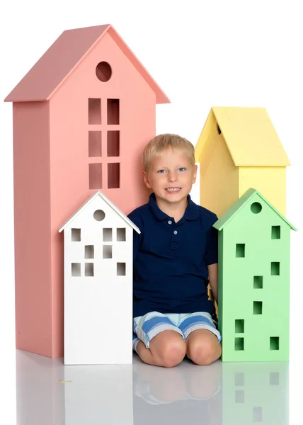 Egy kisfiú játszik a színes házak. — Stock Fotó