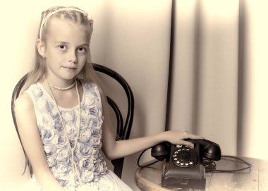 Küçük bir kız eski telefondan arıyor..