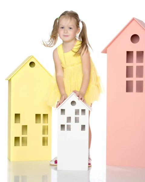 Bambina sta giocando con le case di legno . — Foto Stock