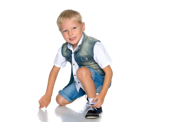 Der kleine Junge hockte sich hin. — Stockfoto