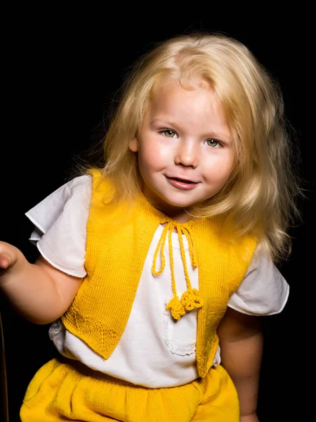 Menina em um fundo preto — Fotografia de Stock