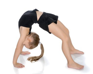 Jimnastikçi bir köprü gerçekleştirir.