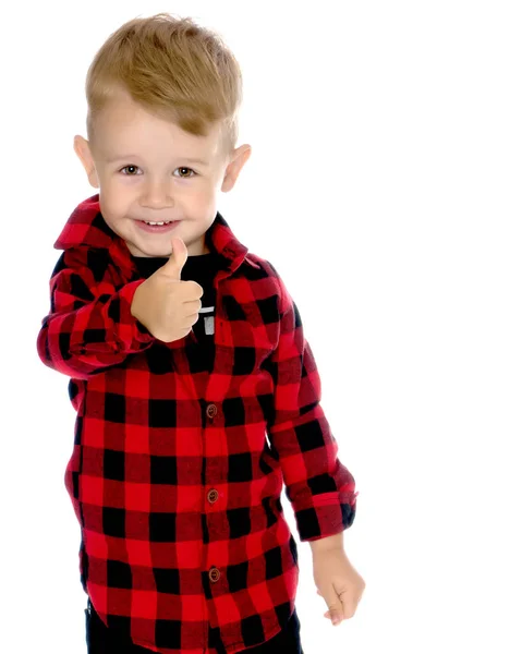 Een jongetje houdt een vinger op.. — Stockfoto