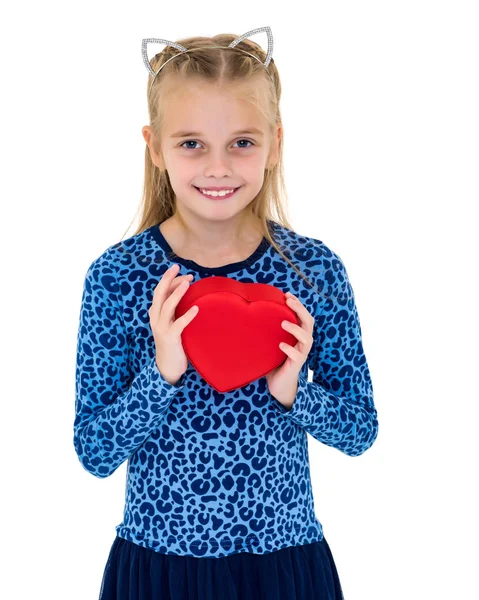 Ein kleines Mädchen hält ein Herz. — Stockfoto