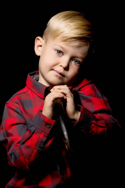 Kleine jongen op een zwarte achtergrond. — Stockfoto