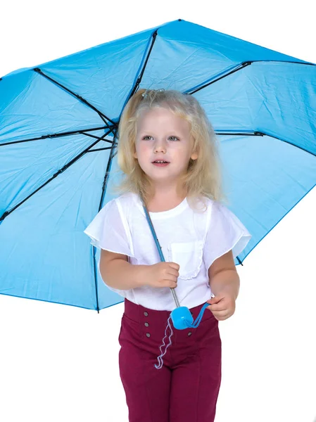 Маленькая девочка под зонтиком . — стоковое фото
