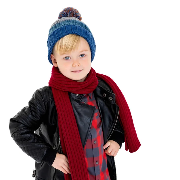 Kleine jongen in een muts en sjaal. — Stockfoto