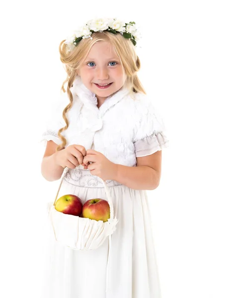 Fetiță cu un coș de mere . — Fotografie, imagine de stoc