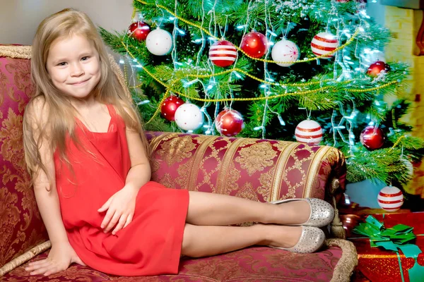 Het meisje bij de kerstboom.. — Stockfoto