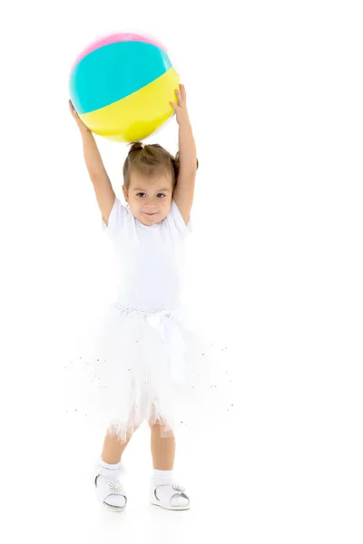 小さな女の子は、ボールで遊んでください。 — ストック写真