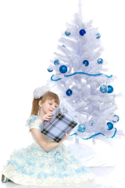 The girl at the Christmas tree. — Stock Photo, Image