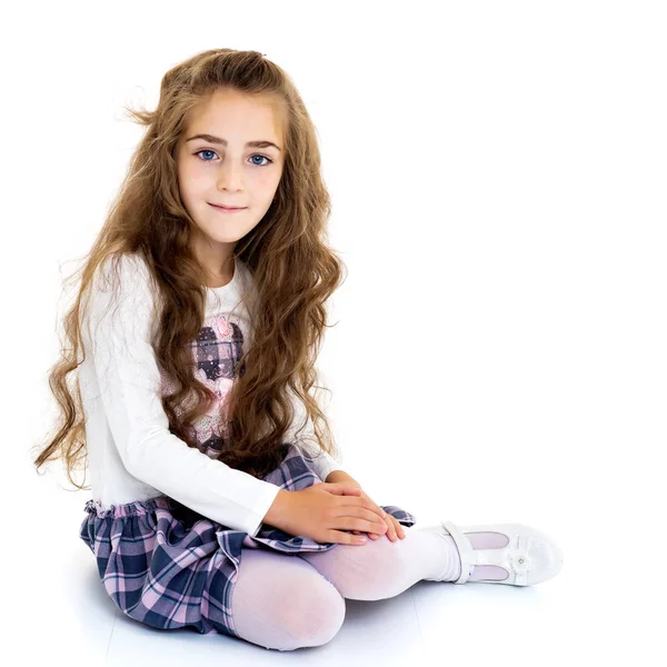 Schöne Kleine Mädchen Kniet Studio Auf Weißem Hintergrund Das Konzept — Stockfoto