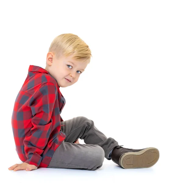 Kleine jongen is zittend op de vloer — Stockfoto