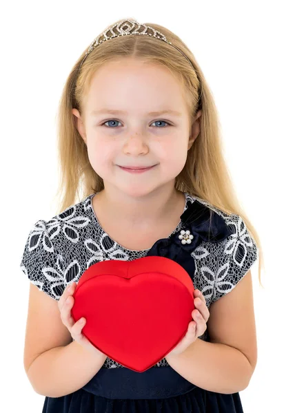 En liten flicka håller i ett hjärta. — Stockfoto