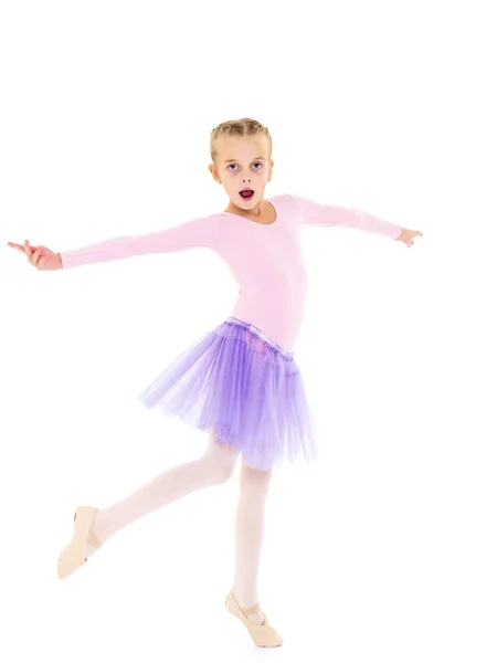 Petite fille ballerine effectue la danse . — Photo