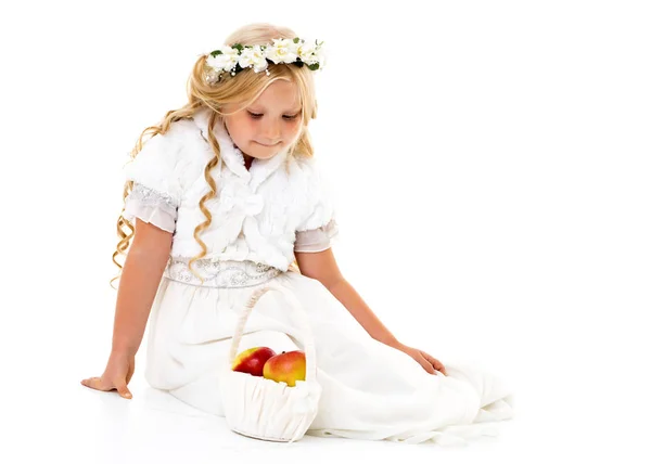Malá holčička s košíkem jablek. — Stock fotografie