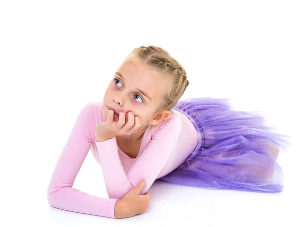 Liten flicka ballerina i bilden poserar på golvet. — Stockfoto