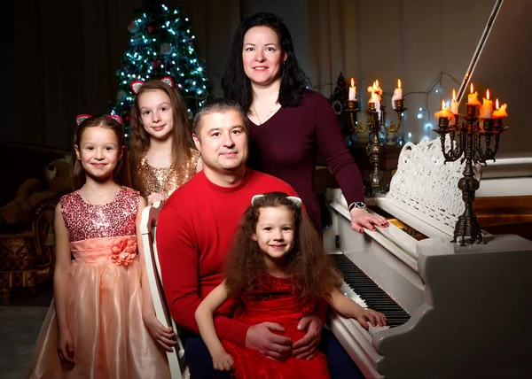Velká šťastná rodina s dětmi u vánočního stromu. — Stock fotografie
