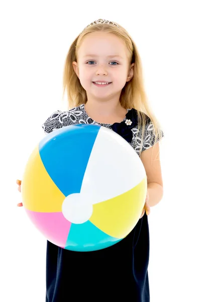 Kleines Mädchen spielt mit einem Ball — Stockfoto