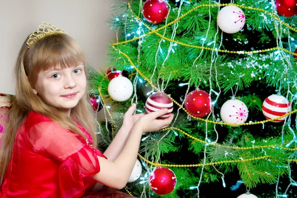 Noel ağacındaki kız.. — Stok fotoğraf
