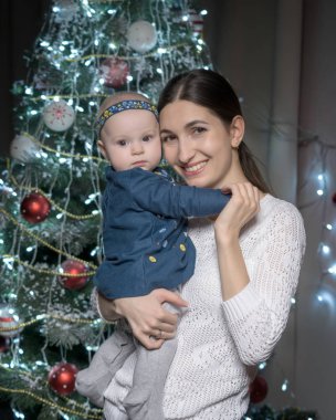 Anne ve küçük kızı Noel ağacında.