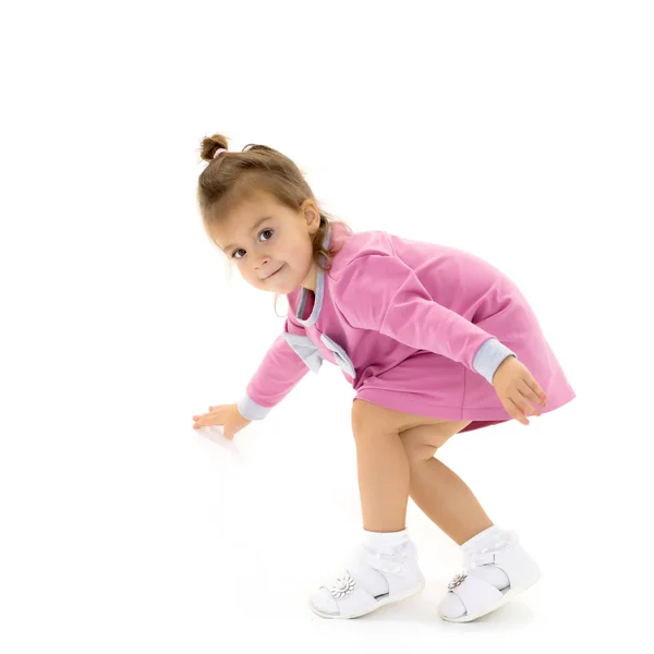 Kleines Mädchen sitzt auf dem Boden. — Stockfoto