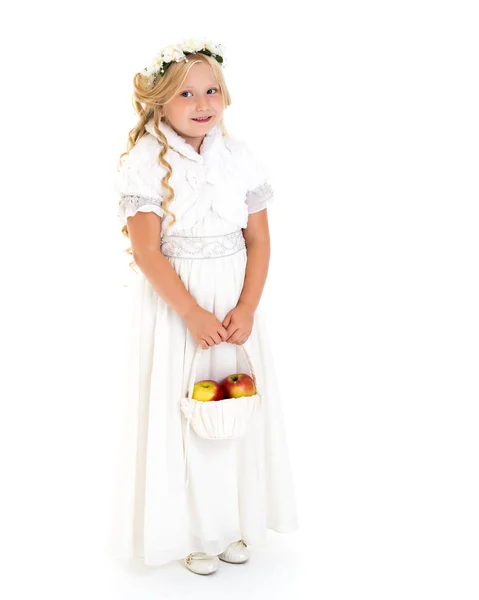 Petite fille avec un panier de pommes . — Photo