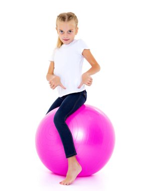 Temiz beyaz tişörtlü duygusal küçük kız..