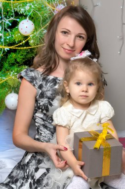 Anne ve küçük kızı Noel ağacında.