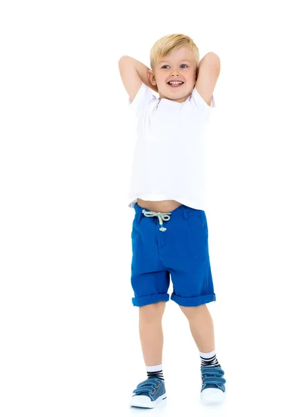 Un niño pequeño con una camiseta blanca . — Foto de Stock