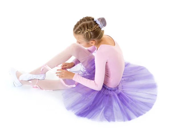 La bambina indossa scarpe da balletto . — Foto Stock