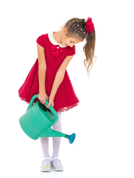 一个小女孩正在给花园浇水. — 图库照片