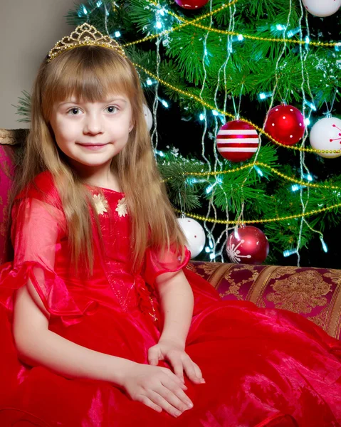 A menina na árvore de Natal . — Fotografia de Stock