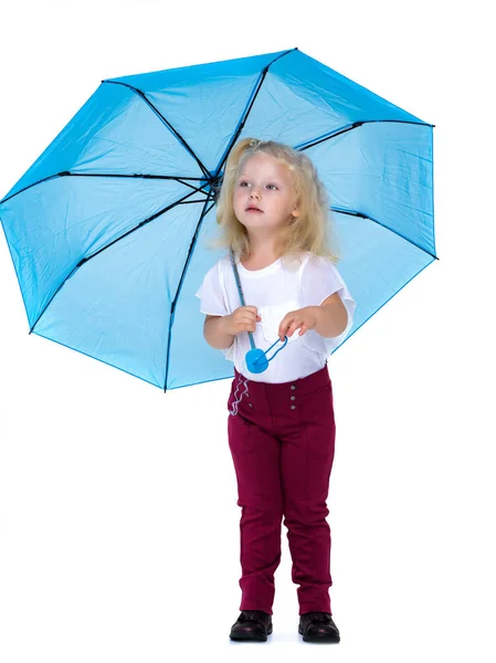 Kleines Mädchen unter einem Regenschirm. — Stockfoto