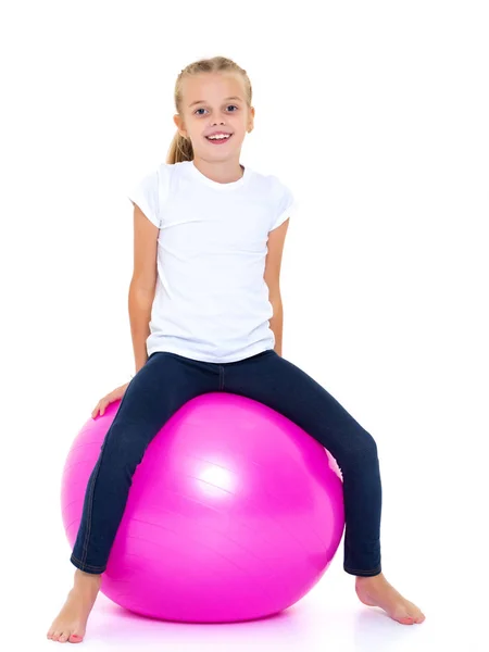 Niña emocional con una camiseta blanca limpia. — Foto de Stock