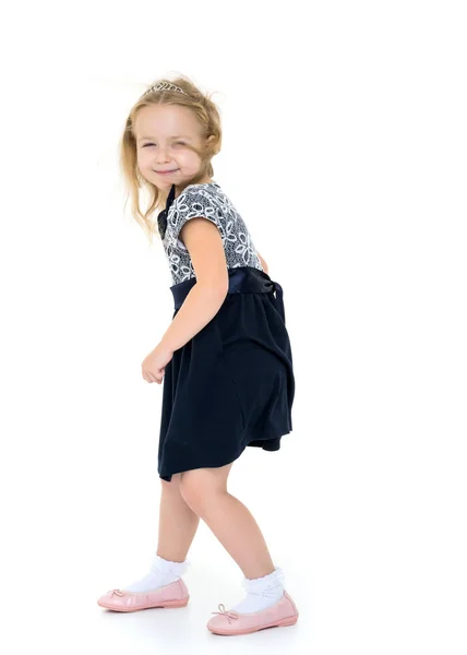 Rüzgarda geliştirme elbiseli küçük kız. — Stok fotoğraf