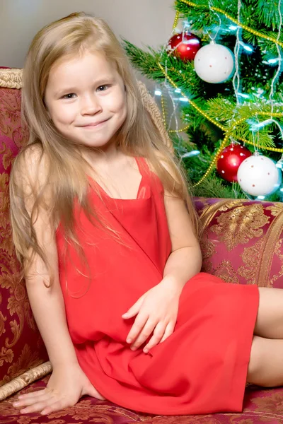 La ragazza all'albero di Natale . — Foto Stock