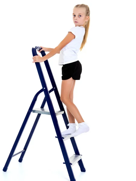 Une petite fille monte l'échelle . — Photo