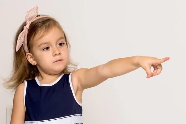 Kleines Mädchen zeigt mit dem Finger — Stockfoto