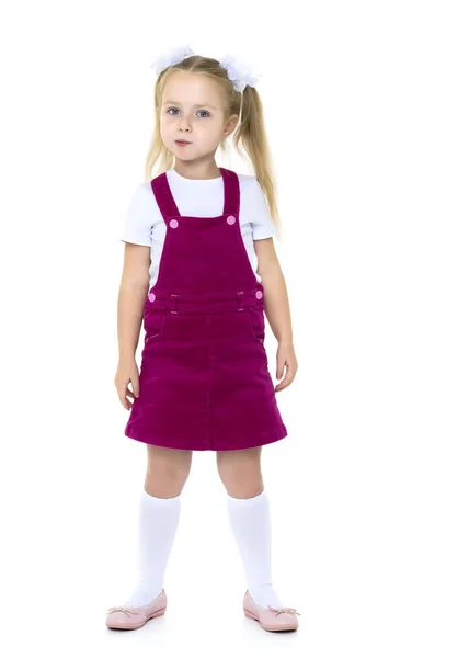 Niña posando en el estudio sobre un fondo blanco. —  Fotos de Stock