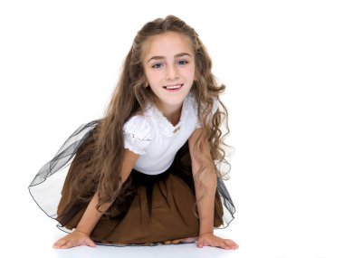 Küçük kız yerde oturuyor..