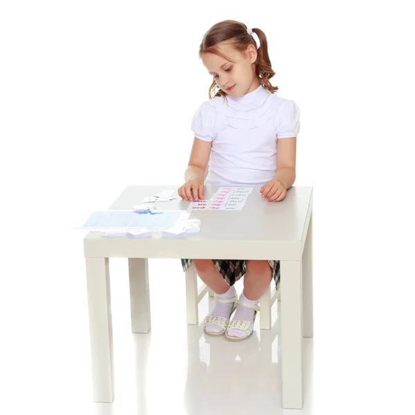 A little girl is studying Montessori stuff. — Stock Photo, Image