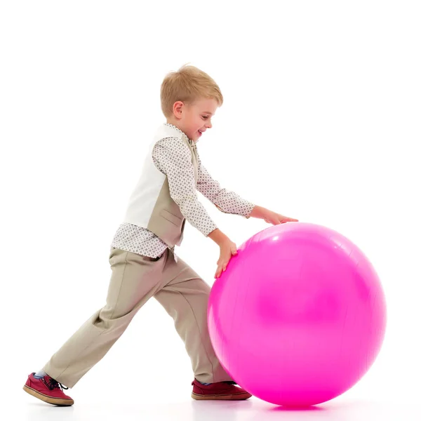 एक लहान मुलगा चेंडू खेळत आहे . — स्टॉक फोटो, इमेज