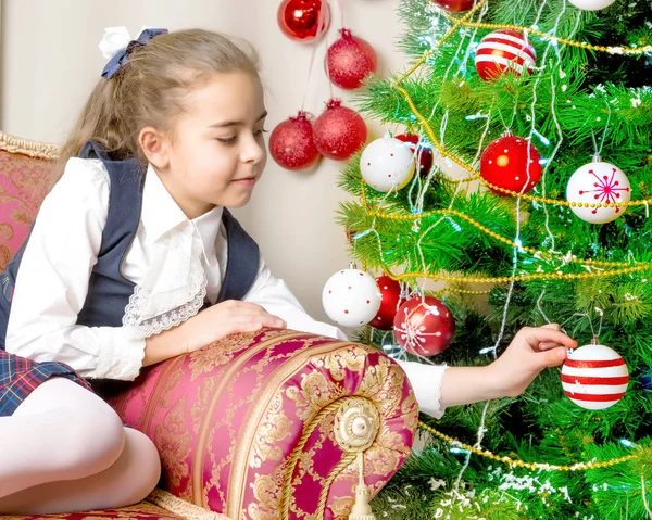 La ragazza all'albero di Natale . — Foto Stock