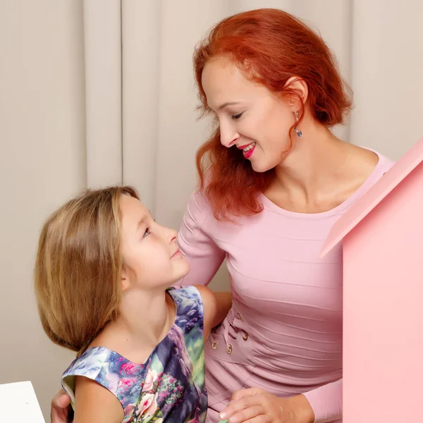 Madre e hija pequeña abrazan suavemente — Foto de Stock