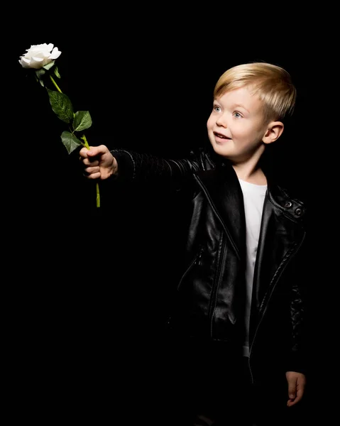 Malý chlapec drží květinu v ruce. — Stock fotografie