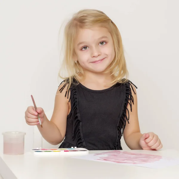 Menina desenha tintas . — Fotografia de Stock