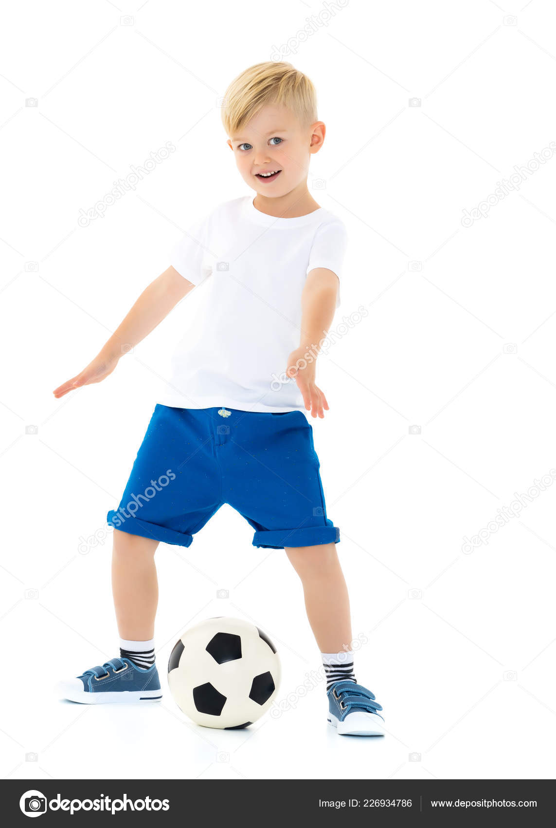 Photo libre de droit de Petit Garçon Jouant Avec Un Ballon De